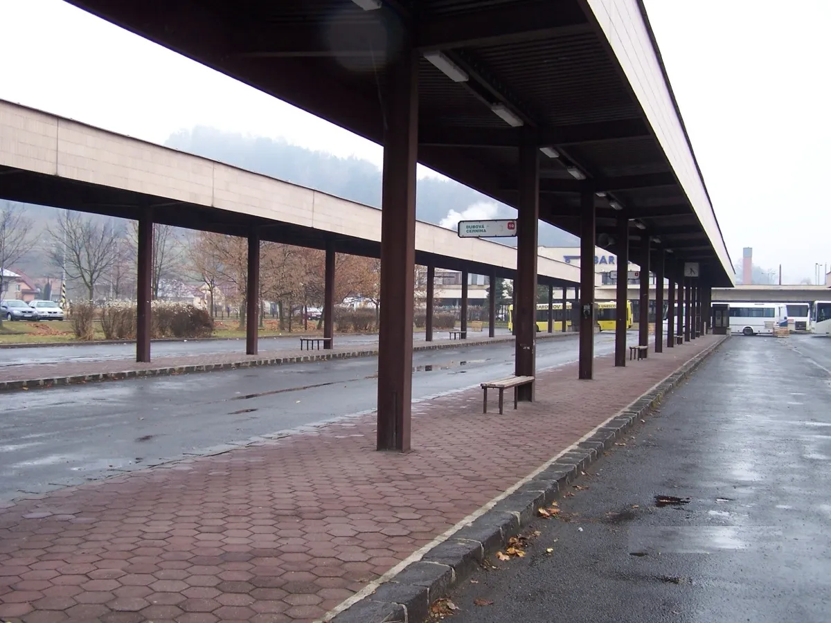 Autobusová stanica Bardejov - kryté nástupištia s prístreškami