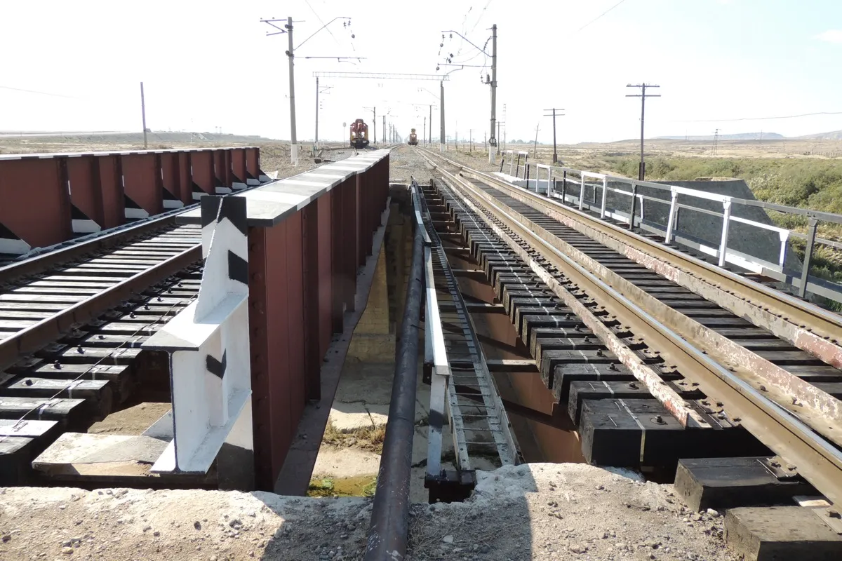 Oceľová mostná konštrukcia na elektrifikovanej trati v Azerbajdžane