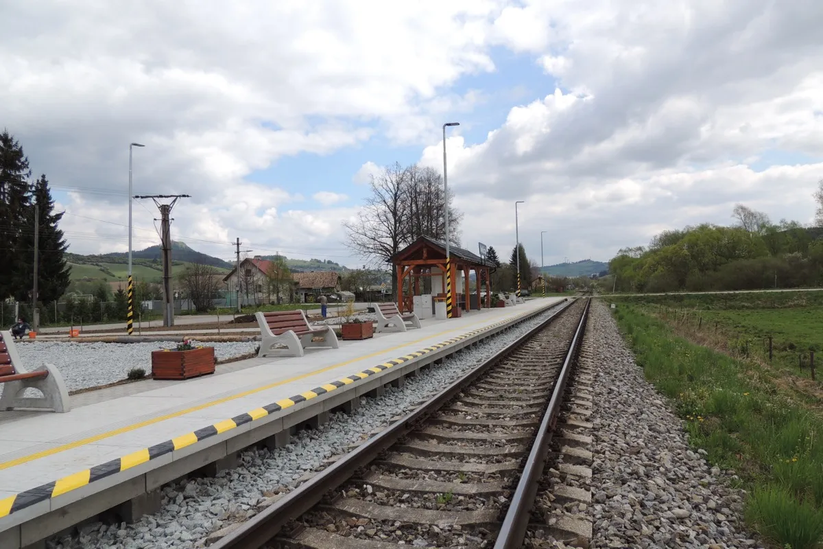 Nová železničná zastávka s prístreškom a nástupišťom